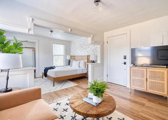 Stay Portland Collection - La Casa Burnside - Local Eateries - Shops - Bars