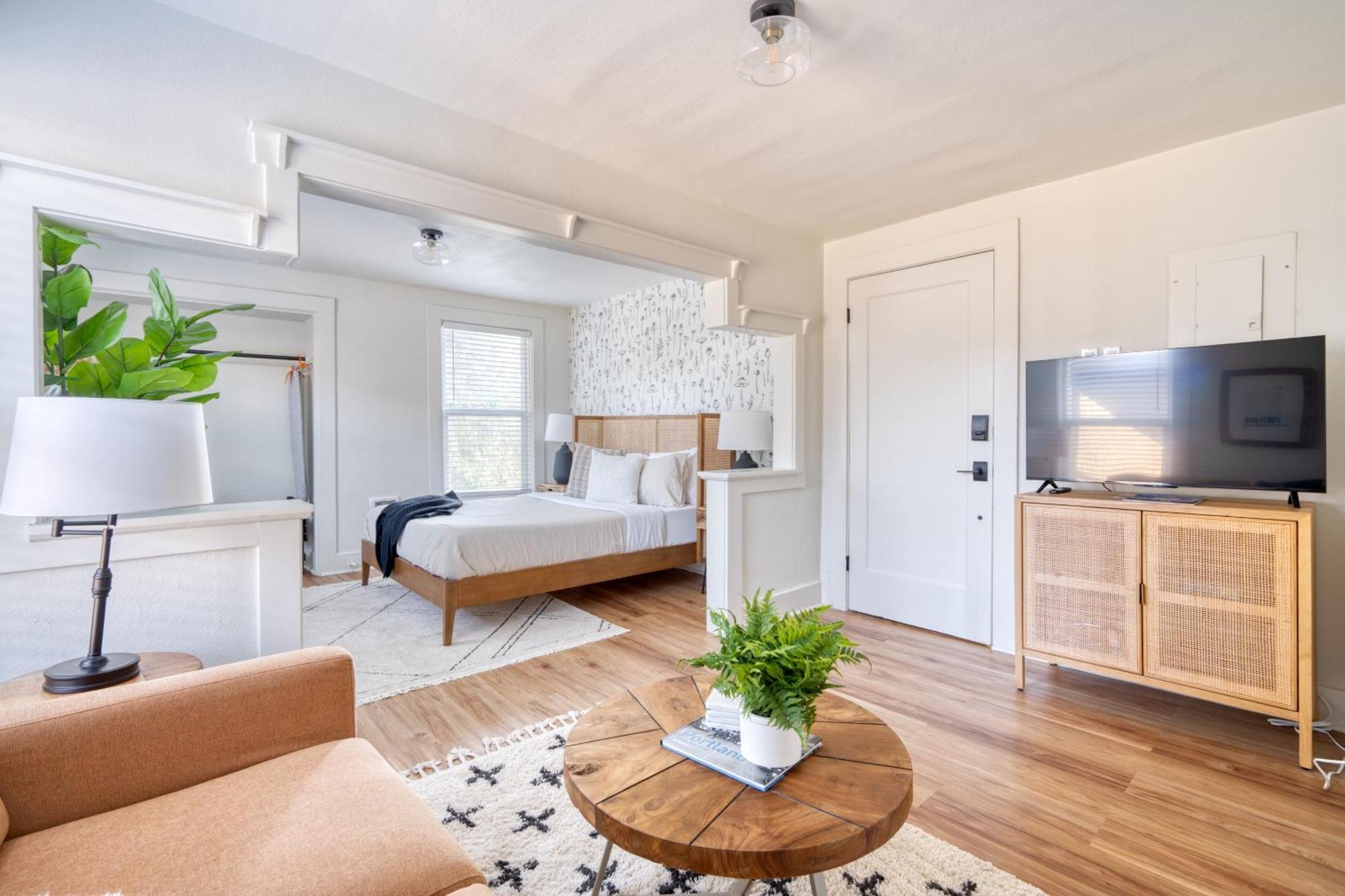 Holiday home Collection - La Casa Burnside - Local Eateries - Shops - Bars